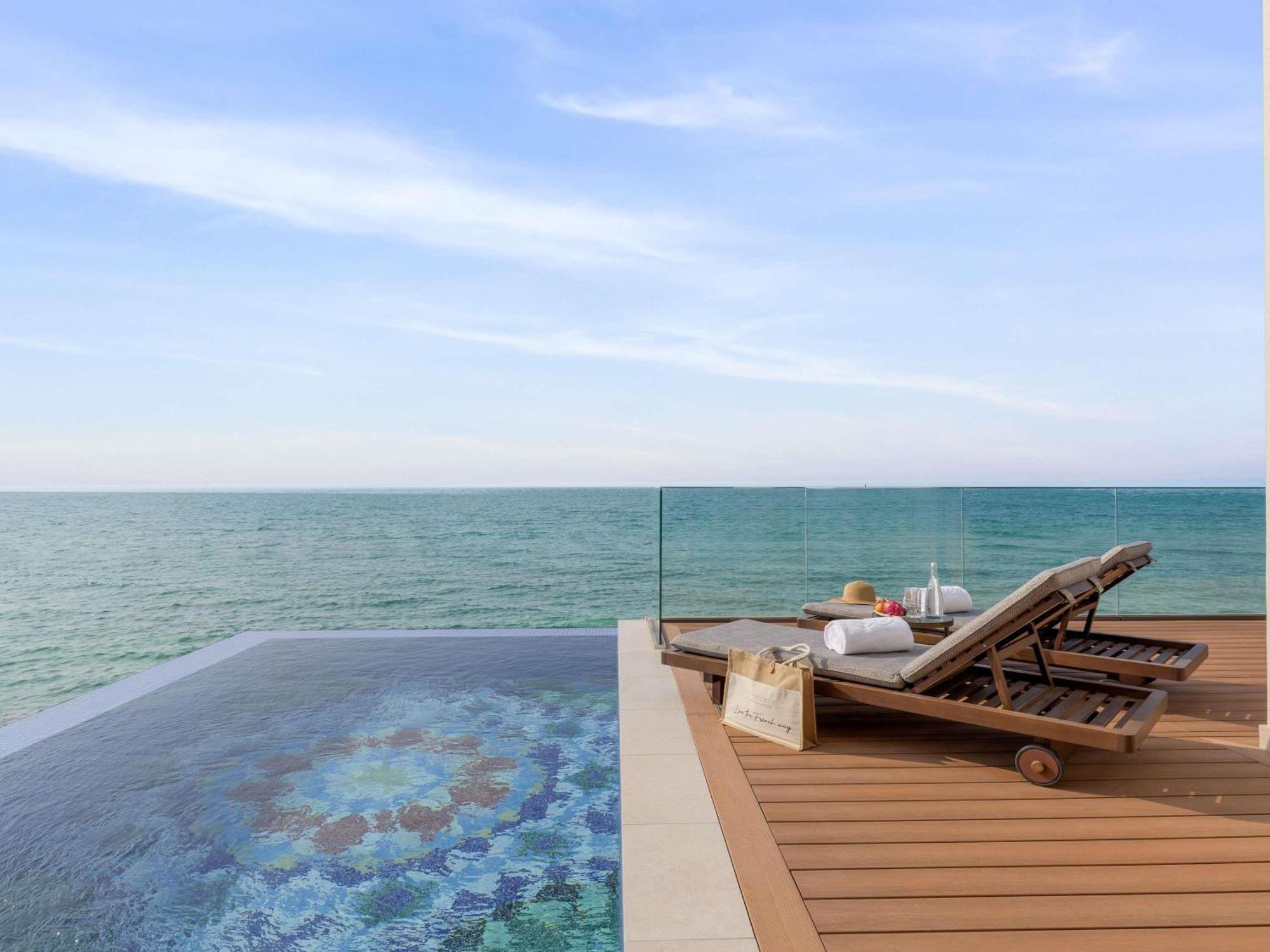 Family water villa exclusive infinity swimming pool